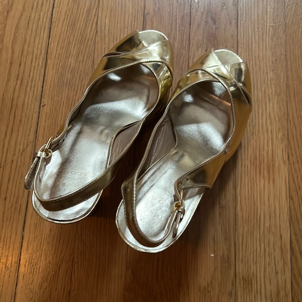 CUTE Gold Stuart Wietzman heels!